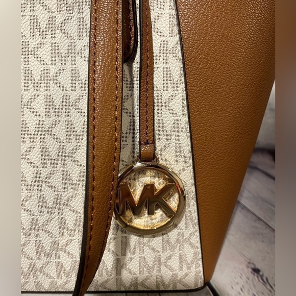 Michael Kors British Tan and cream MK logo shoulder bag New! - Picture 2 of 8